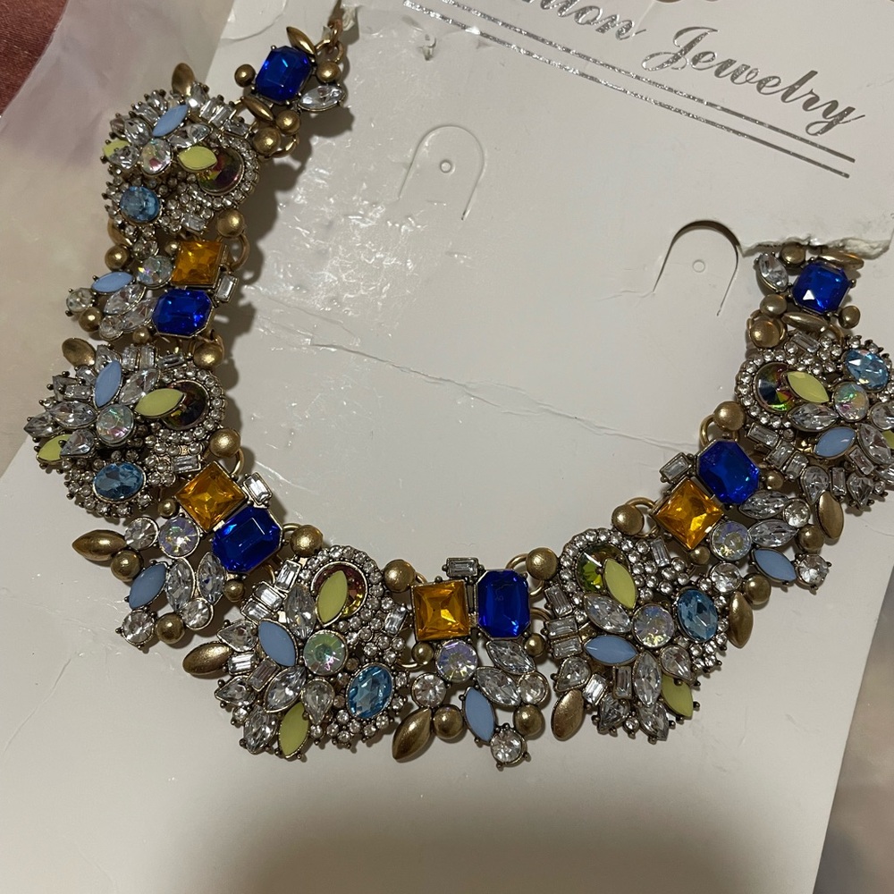 BNWT Beautiful luxury shiny stones necklace